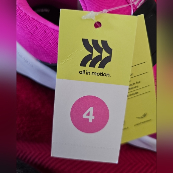 NWT. Girl's Pink Athletic Shoes. Size:4. - Picture 7 of 7